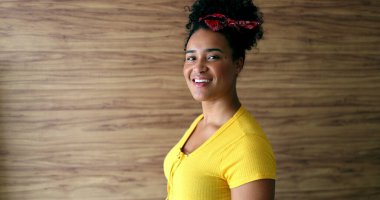 Kameraya bakan mutlu çoklu etnik kadın portresi