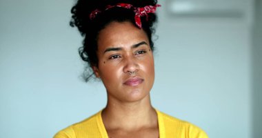 Düşünceli genç siyah kadın düşünüyor. Düşünceli Afrikalı Amerikalı.