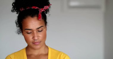 Düşünceli genç siyah kadın düşünüyor. Düşünceli Afrikalı Amerikalı.