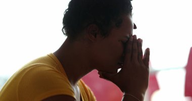 Düşünceli genç siyah kadın derin düşünüyor.