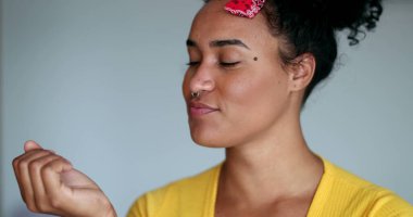 Çözüm ararken tırnaklarını yiyen düşünceli genç siyahi kadın. Afrikalı kız düşünüyor