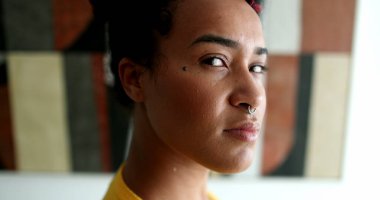 Karışık ırk. Genç siyah Afrikalı Amerikalı kadın.