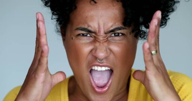 Karma ırk siyah Latin kadın kameraya bağırıyor.