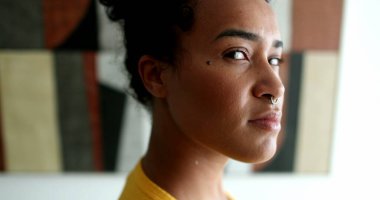 Karışık ırk. Genç siyah Afrikalı Amerikalı kadın.