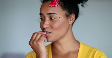 Doğal genç kadın hakiki gerçek hayat gülüşü ve gülücük portresi