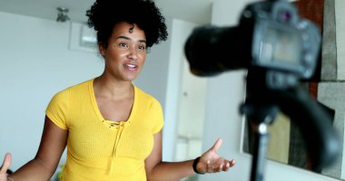 Kadın video kaydedici evden kameraya konuşuyor