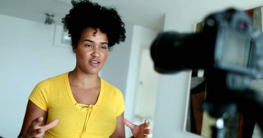 Kadın video kaydedici evden kameraya konuşuyor