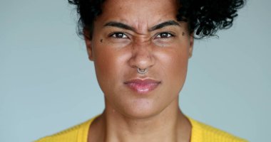 Kameraya bağıran siyahi kadın yüzü.