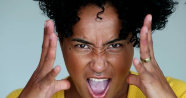 Kameraya bağıran siyahi kadın yüzü.