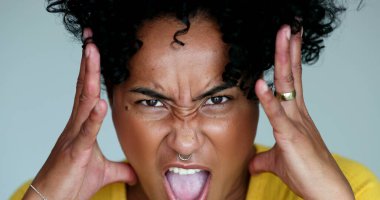 Kameraya bağıran siyahi kadın yüzü.