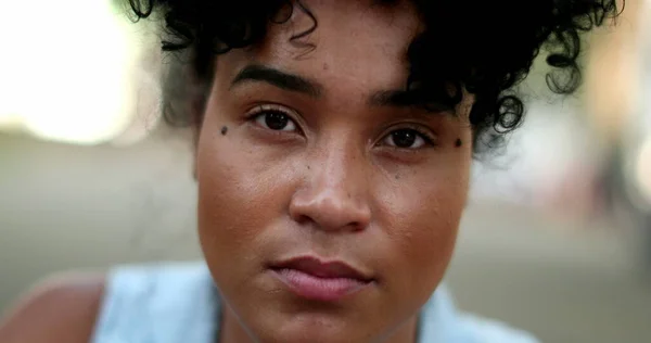 Ernstig Jong Duizendjarig Afrikaans Amerikaans Vrouw Portret — Stockfoto