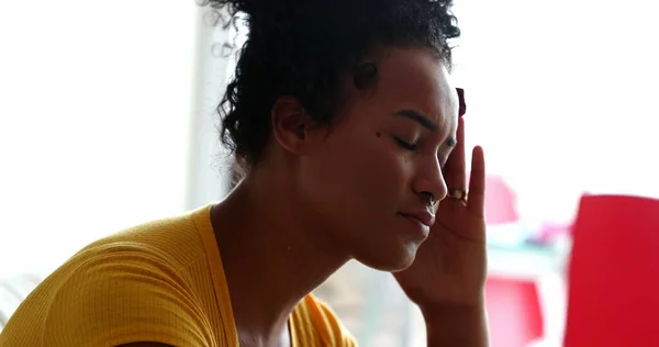 Jovem Negra Preocupada Pessoa Sentir Ansiedade Mulher Raça Mista Estressada — Fotografia de Stock