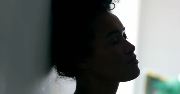 若い黒人女性が壁にもたれている 悲しい思慮深い感情 — ストック写真