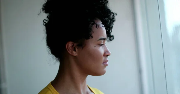 Töprengő Fiatal Afro Amerikai Néz Ablakon Átgondolt Fekete Lány — Stock Fotó