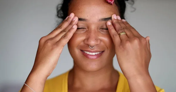 Pensivo Mulher Negra Esfregando Rosto Com Mãos Pensando — Fotografia de Stock