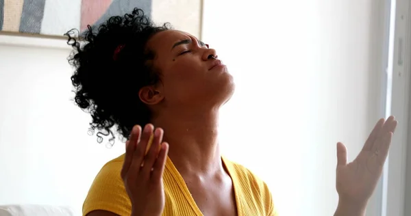 Evangelical Young Woman Praying Home — Fotografia de Stock