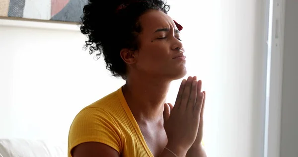 Evanjelik Genç Kadın Evde Dua Ediyor — Stok fotoğraf