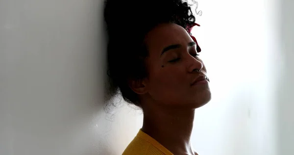 Contemplativa Jovem Mulher Negra Inclinada Parede Mulher Afro Americana Pensativa — Fotografia de Stock