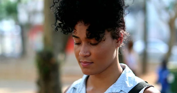 Kontemplative Hispanische Schwarze Frau Die Draußen Steht Und Denkt — Stockfoto