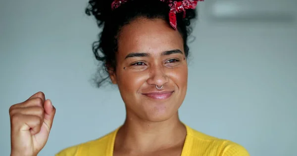 Confident Young Black Woman Spontaneous Smile Laugh — Stockfoto