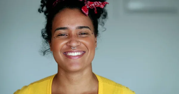 Confident Young Black Woman Spontaneous Smile Laugh — Foto de Stock