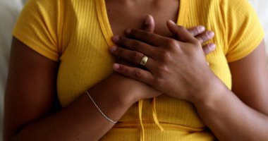 Genç siyahi kadın umut ve inançla dua ediyor.