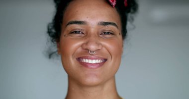 Genç çekici siyah kadın gülümseyen portre