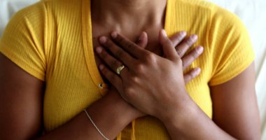 Genç siyahi kadın umut ve inançla dua ediyor.