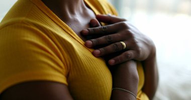 Genç siyahi kadın şükran duyuyor. Umut ve inançla gökyüzüne bakıyor.