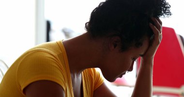 Endişeli genç bir kadın endişeli