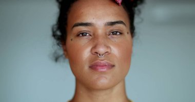 Afrika kökenli genç bir Amerikalı. Yüzünde ciddi bir ifade olan melez bir kız.