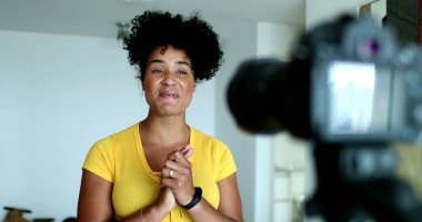 Kameranın önünde ifade veren kadın daha açıklayıcı bir video hazırlıyor.