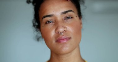 Afrika kökenli genç bir Amerikalı. Yüzünde ciddi bir ifade olan melez bir kız.