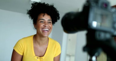 Vlog kaydedicisi kameranın önünde konuşuyor, video açıklamasını yapan kişi