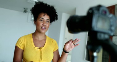 Vlog kaydedicisi kameranın önünde konuşuyor, video açıklamasını yapan kişi