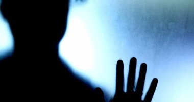 Yaygın cam arkasında kapana kısılmış hisseden bir kadın. Akıl hastalığı konsepti