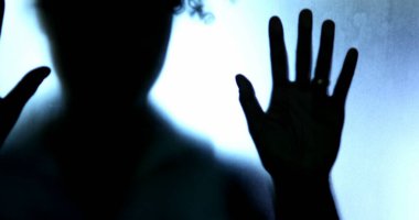 Yaygın cam arkasında kapana kısılmış hisseden bir kadın. Akıl hastalığı konsepti