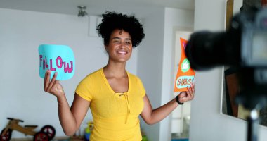 Vlog yazarı üye olmak ve sosyal medyada takip etmek istiyor