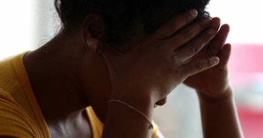 Stresli Afrikalı kadın. Dalgın karışık ırk insanı