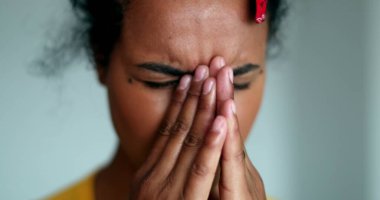 Endişeli genç siyah kadın. Endişeli Afrikalı Amerikalı kız