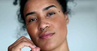 Tırnağını yiyen düşünceli genç zenci kadın. Afrikalı kız düşünüyor