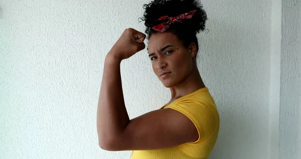 Young Black Woman Showing Muscle Can Symbolic Feminist Stand — Stockfoto