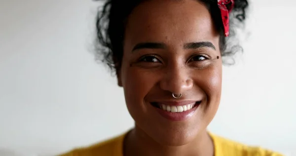 Young Black Woman Smiling Camera — Stockfoto