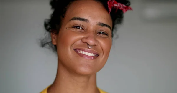 Joven Mujer Negra Sonriendo Cámara Retrato Chica Afroamericana Descendiente — Foto de Stock
