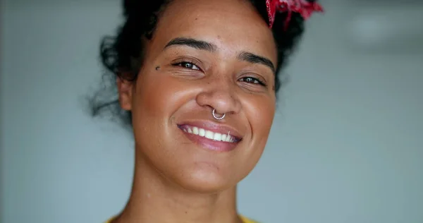 Young Charming Black Woman Smiling Portrait — Zdjęcie stockowe