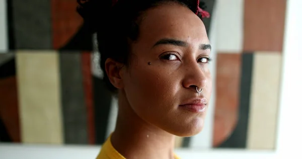 Jovem Brasileira Olhando Para Câmera — Fotografia de Stock