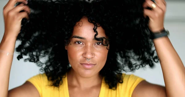 Mladá Černošky Žena Při Pohledu Kameru Úpravy Vlasů Africký Američan — Stock fotografie