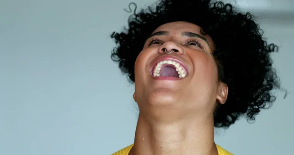 Young Black Woman Bursting Laughing Out Loud — Fotografia de Stock