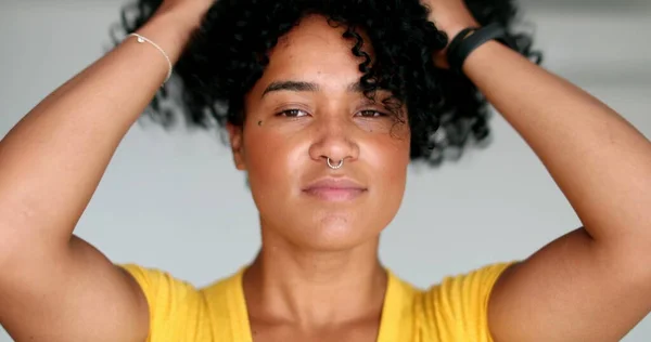Mladá Černošky Žena Upravuje Vlasy Afroameričanky Dívá Kameru Upravuje Kudrnaté — Stock fotografie