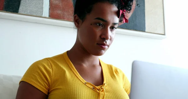 Fiatal Afro Amerikai Használ Laptop Számítógép Dolgozik Otthonról — Stock Fotó